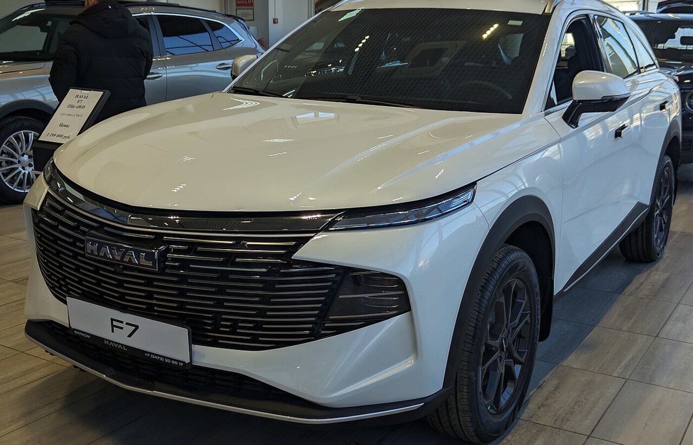 Белый Haval F7, вид спереди