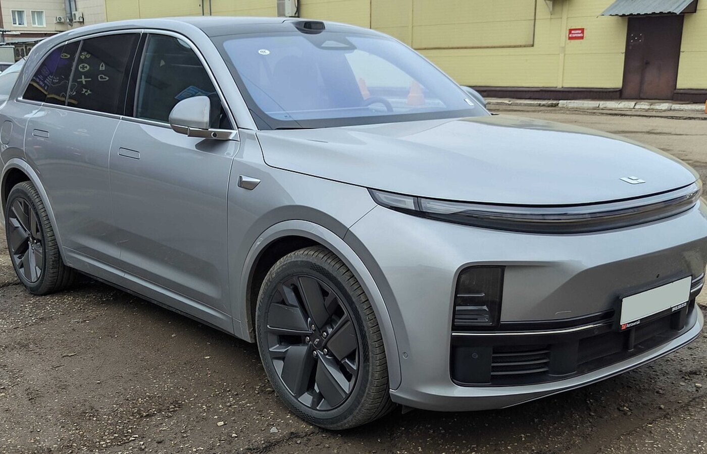Серебристый Li Auto L7, передний правый ракурс