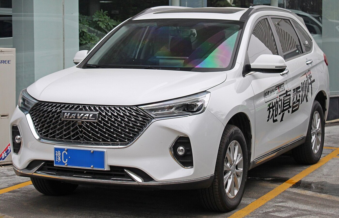 Белый Haval M6 Plus, передний правый ракурс