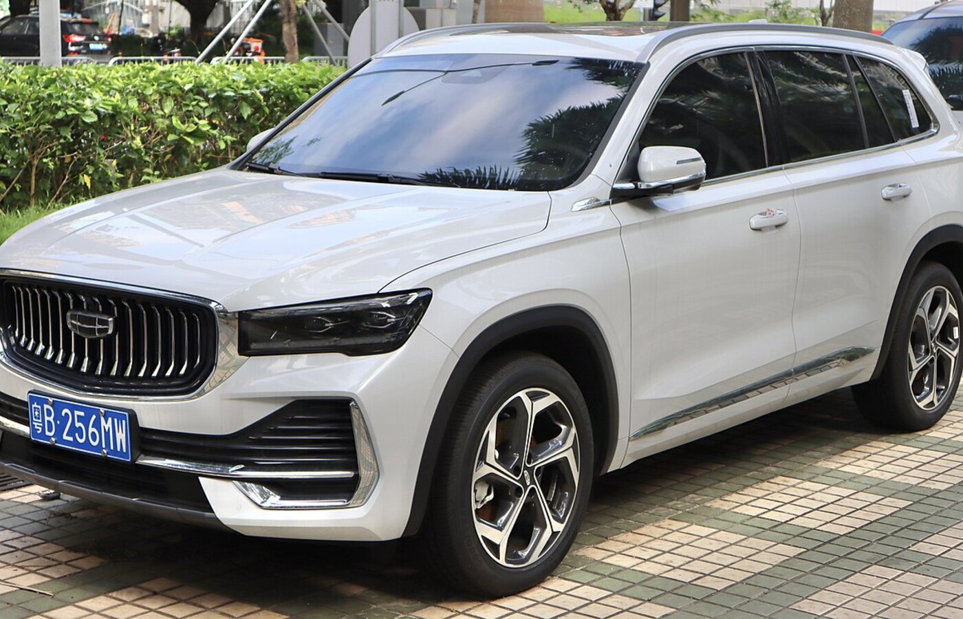 Белый Geely Monjaro, передний правый ракурс