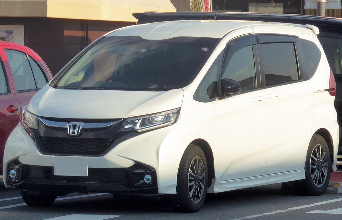 Белый Honda Freed Modulo X, передний ракурс