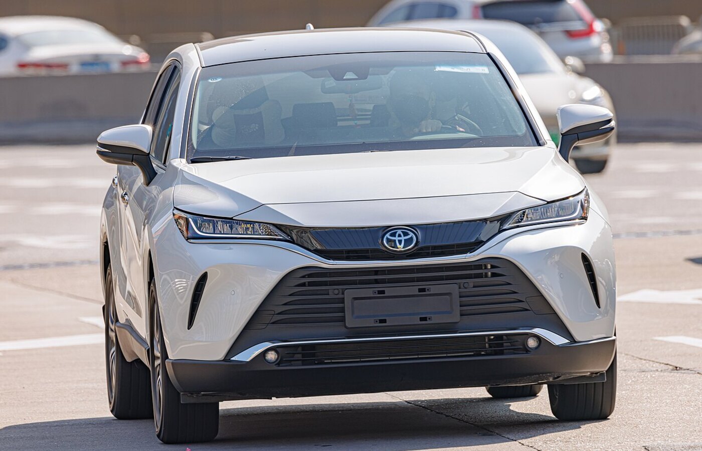Белый Toyota Harrier XU80, вид спереди