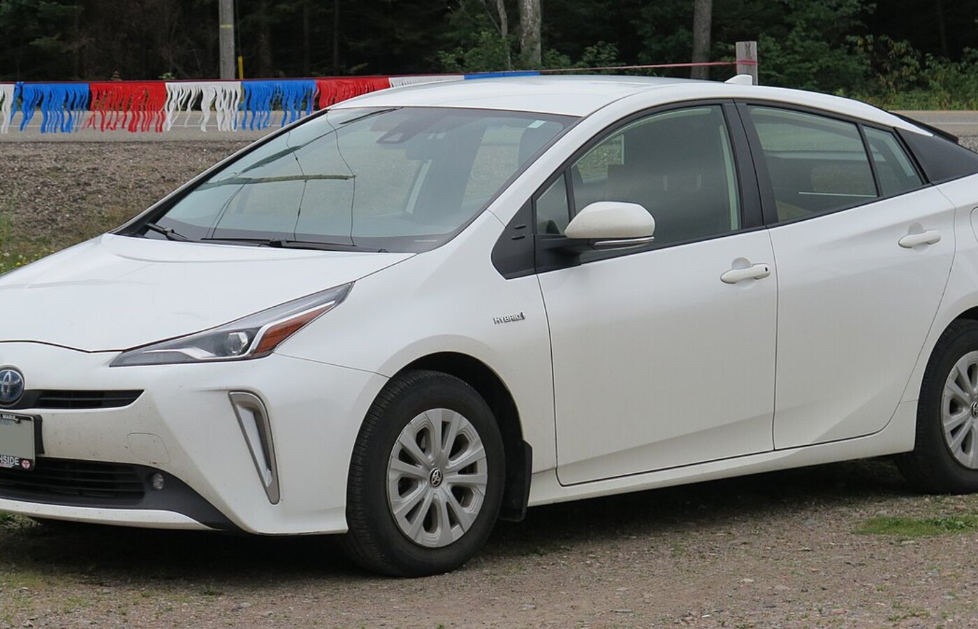 Белый Toyota Prius XW50, передний левый ракурс