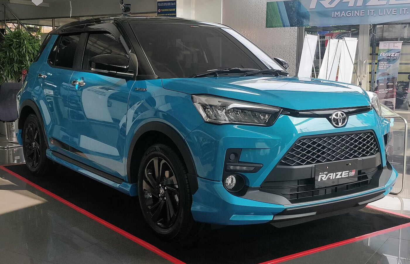 Бирюзовый Toyota Raize GR Sport, передний ракурс