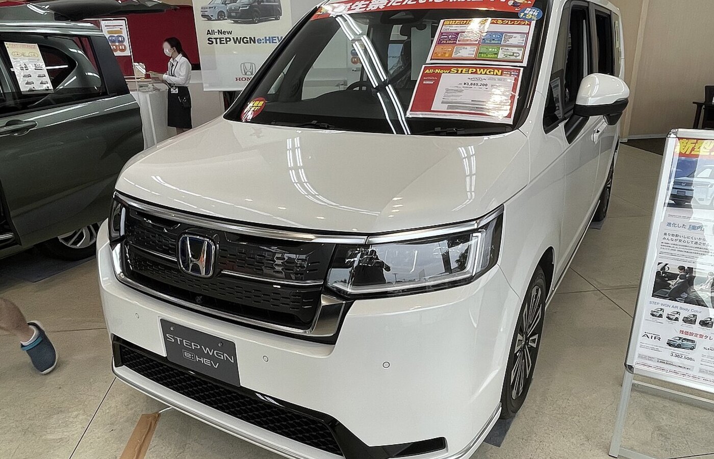Белый Honda Stepwgn e:HEV Spada, вид спереди