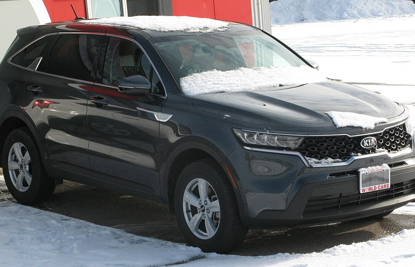 Серый Kia Sorento MQ4, передний правый ракурс